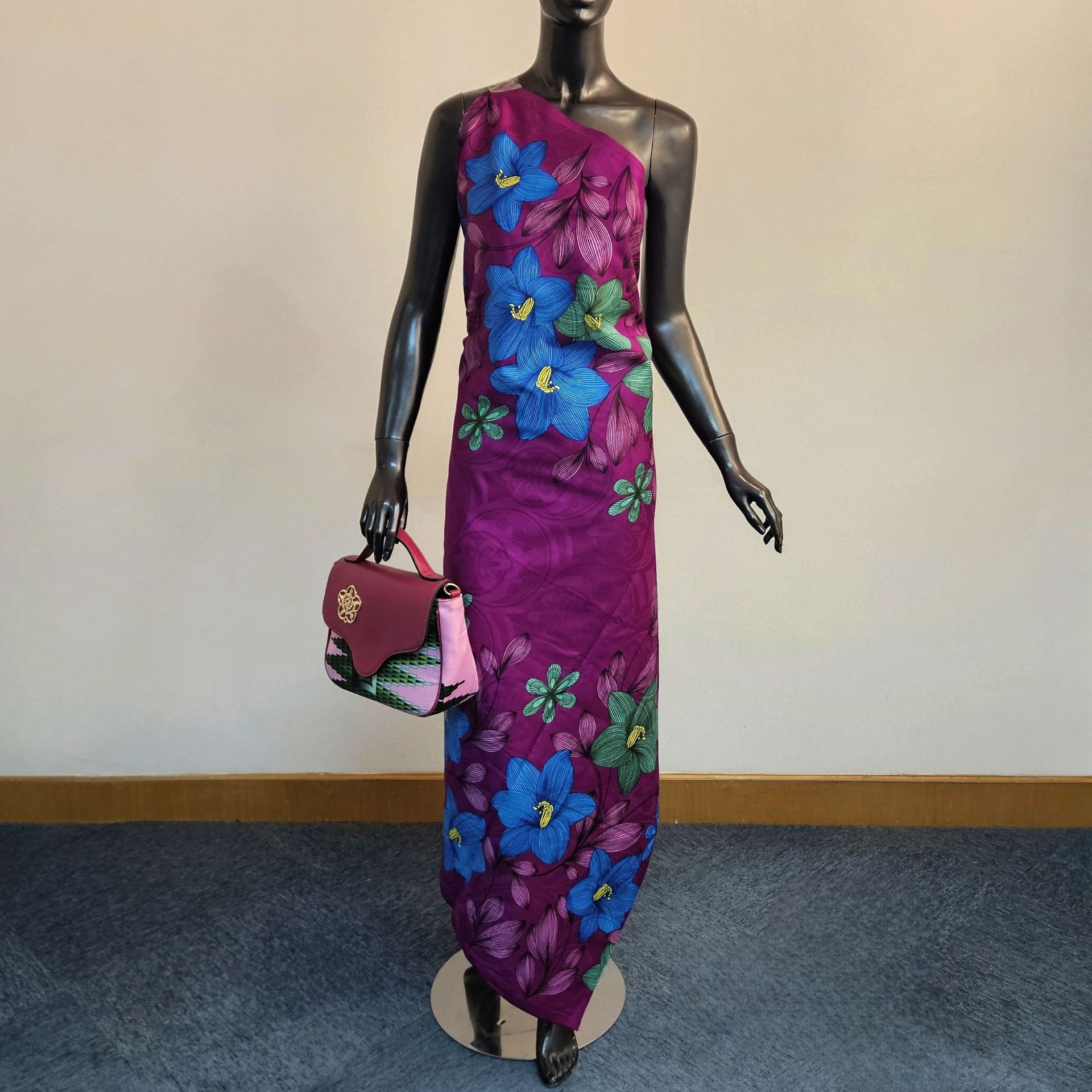 Цветочный принт на фиолетово-с – обзор и цена Sewing Batik